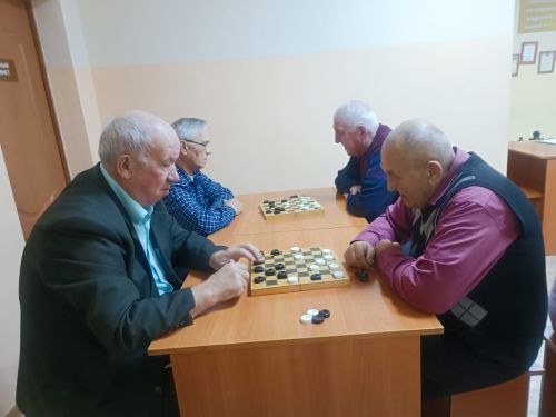 Азнакаевские ветераны соревнуются в шахматах и шашках