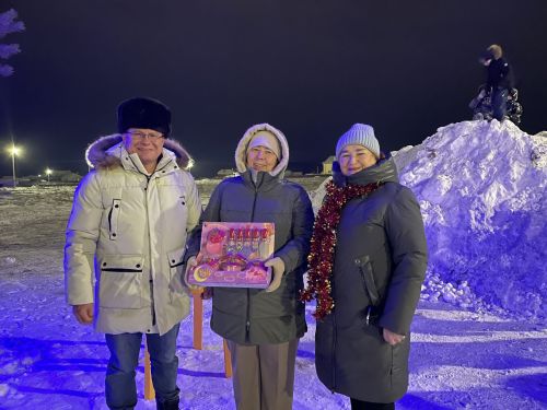 В микрорайоне Монолит зажглась новогодняя елка