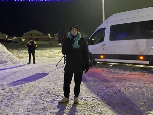 В микрорайоне Монолит зажглась новогодняя елка