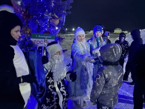 В микрорайоне Монолит зажглась новогодняя елка