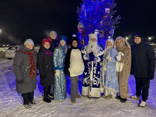 В микрорайоне Монолит зажглась новогодняя елка