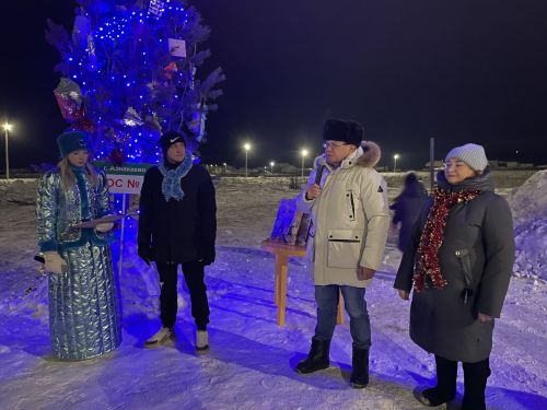 В микрорайоне Монолит зажглась новогодняя елка