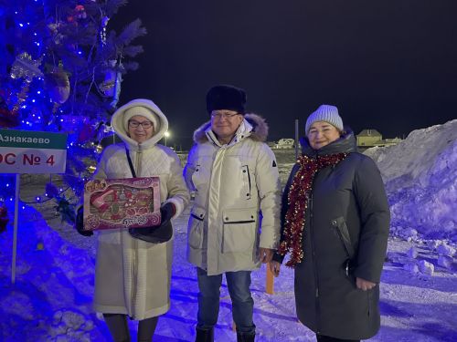 В микрорайоне Монолит зажглась новогодняя елка
