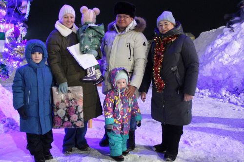 В микрорайоне Монолит зажглась новогодняя елка