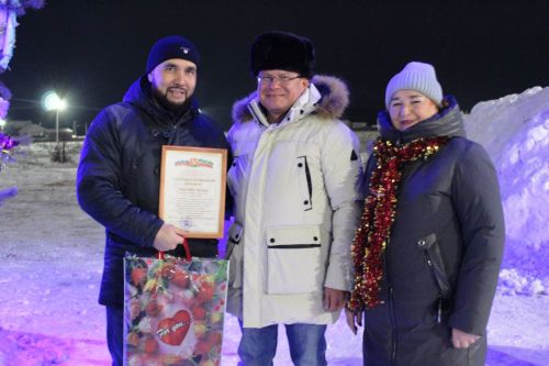 В микрорайоне Монолит зажглась новогодняя елка