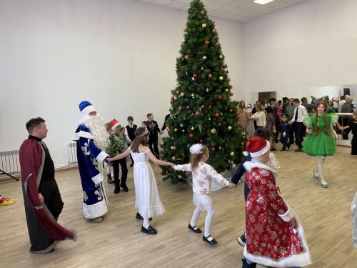 Новогодний утренник для детей-сирот в Культурном центре