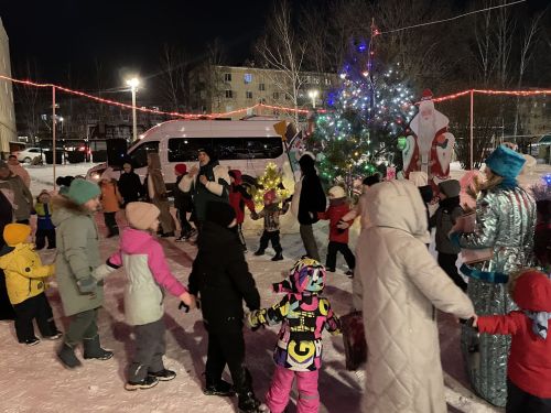 Новогодний праздник во дворе