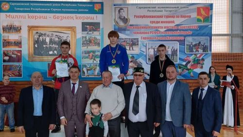 Азнакайлылар көрәш буенча республика турнирыннан җиңү белән кайттылар