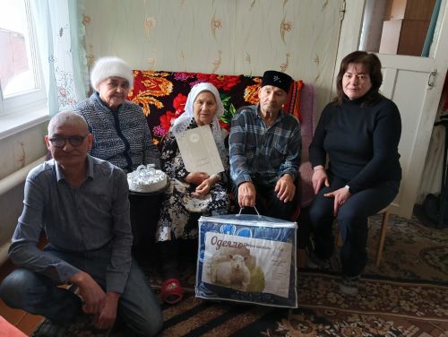Азнакай районының Сәпәй авылында яшәүче Хаҗиевларны Тимер туйлары белән тәбрик иттеләр