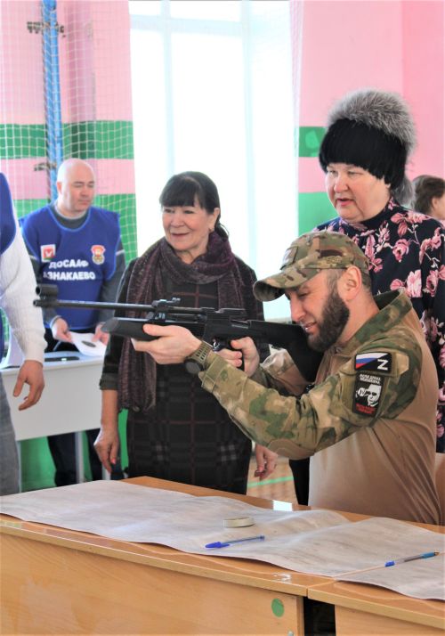 Сегодня в Азнакаевской средней школе № 9 прошел турнир «Ворошиловский стрелок» по стрельбе из пневматической винтовки