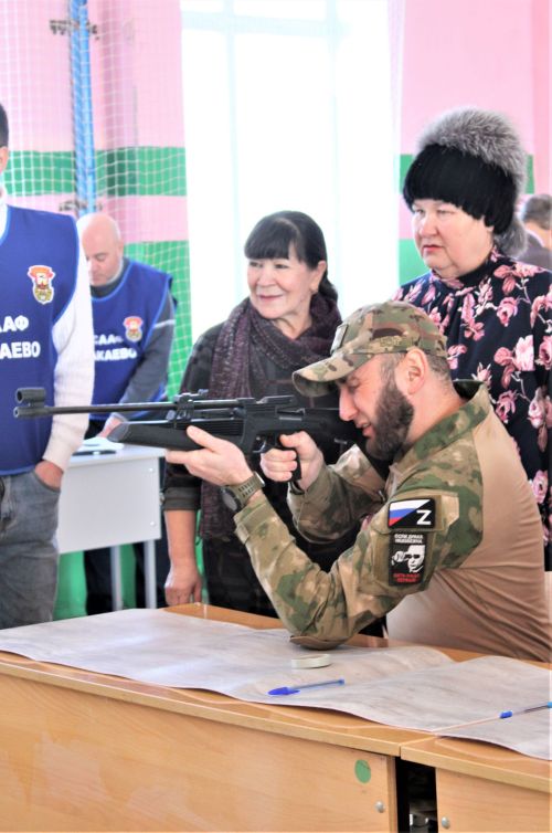 Сегодня в Азнакаевской средней школе № 9 прошел турнир «Ворошиловский стрелок» по стрельбе из пневматической винтовки