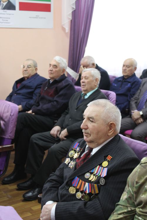 Сегодня в Азнакаевской средней школе № 9 прошел турнир «Ворошиловский стрелок» по стрельбе из пневматической винтовки