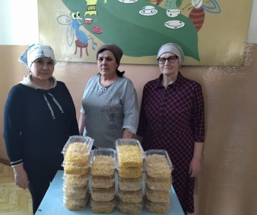 Азнакай районы Әгерҗе авылы апа-сеңелләре махсус хәрби операциядә катнашучы хәрбиләргә токмач кисү өмәсе оештырды