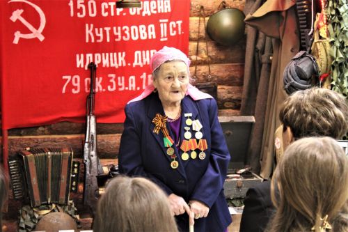 В музее Центра детского творчества города Азнакаево, состоялась встреча с ветераном тыла