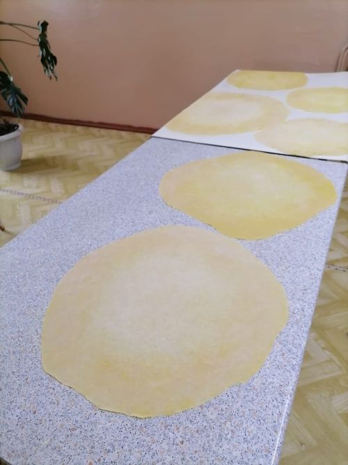 Азнакай районы Әгерҗе авылы апа-сеңелләре махсус хәрби операциядә катнашучы хәрбиләргә токмач кисү өмәсе оештырды