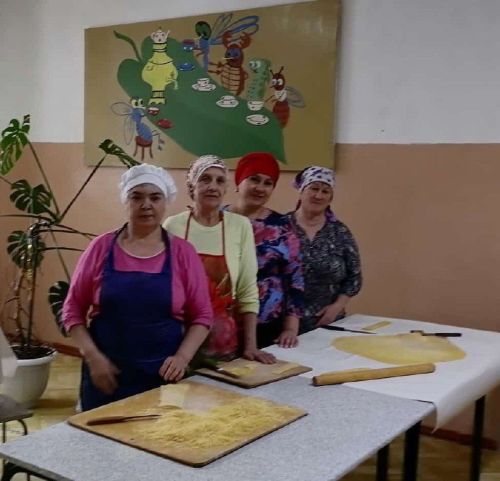Азнакай районы Әгерҗе авылы апа-сеңелләре махсус хәрби операциядә катнашучы хәрбиләргә токмач кисү өмәсе оештырды