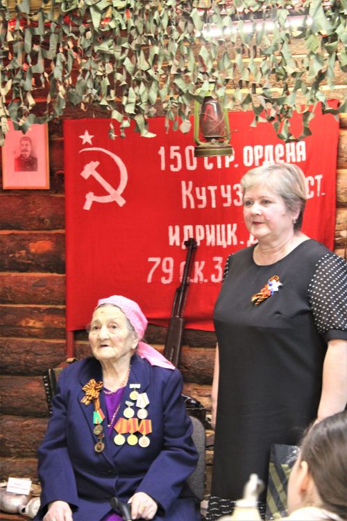 В музее Центра детского творчества города Азнакаево, состоялась встреча с ветераном тыла