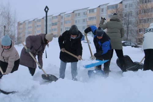 Представители Управления образования города Азнакаево организовали уборку снега на территории парка Победы