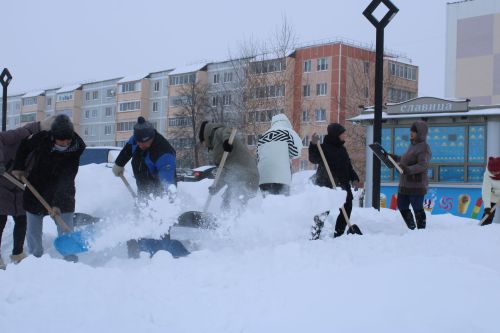 Представители Управления образования города Азнакаево организовали уборку снега на территории парка Победы