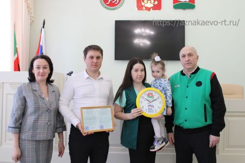 В Азнакаево состоялось вручение жилищных сертификатов четырем семьям района