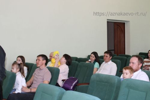 В Азнакаево состоялось вручение жилищных сертификатов четырем семьям района