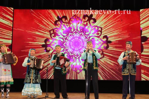 В районно-городском Дворце культуры города Азнакаево состоялся большой концерт с участниками VIII Республиканского фестиваля самодеятельных исполнителей «Балкыш» («Сияние»)