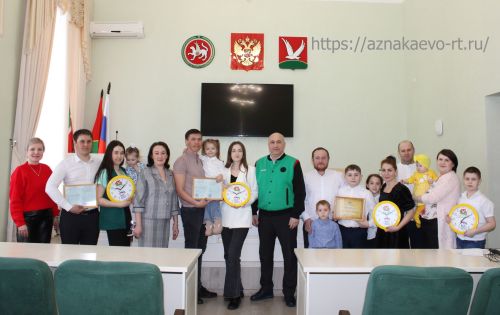 В Азнакаево состоялось вручение жилищных сертификатов четырем семьям района