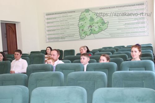В Азнакаево состоялось вручение жилищных сертификатов четырем семьям района