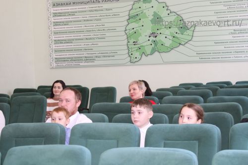 В Азнакаево состоялось вручение жилищных сертификатов четырем семьям района
