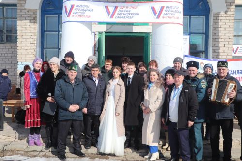 Азнакай районы Сарлы авыл җирлегенә караган Бүләк авылында яңа никахлашучы пар үз тавышларын бирде
