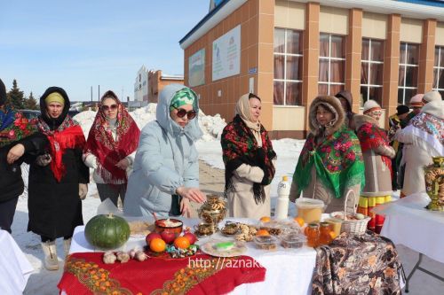 Азнакайда Май чабуны каршыладылар