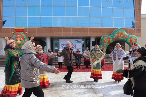 Азнакайда Май чабуны каршыладылар