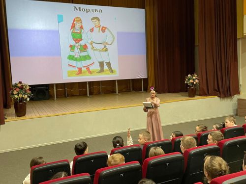В Культурном центре города прошла беседа «Мир вокруг нас: искусство, культура и традиции»