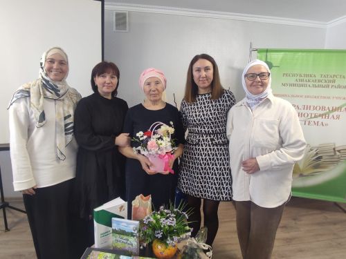 «Гөлстан» әдәби берләшмәсе әгъзасы Роза Галиәхмәтованың «Хисләр дулкынында» дип аталган тәүге китабы яңа гына табадан төште