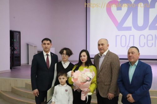 В Азнакаево чествовали семьи с новорожденными детьми