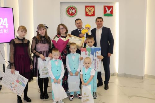 Азнакаевцы передали капсулу с семейным огнем семье из Муслюмовского района