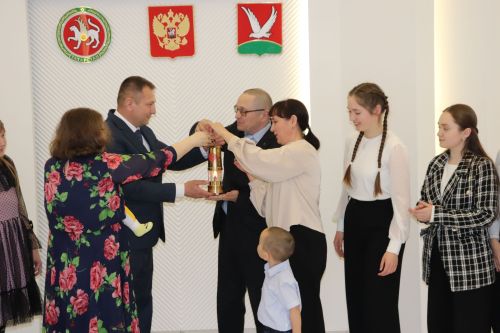 Азнакаевцы передали капсулу с семейным огнем семье из Муслюмовского района