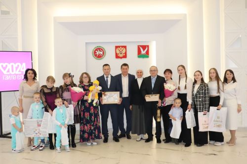 Азнакаевцы передали капсулу с семейным огнем семье из Муслюмовского района