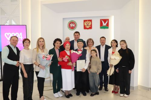 Азнакаевцы передали капсулу с семейным огнем семье из Муслюмовского района