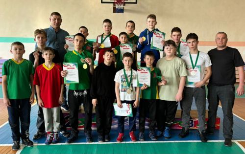 Азнакай көрәшчеләре җиңү белән кайттылар