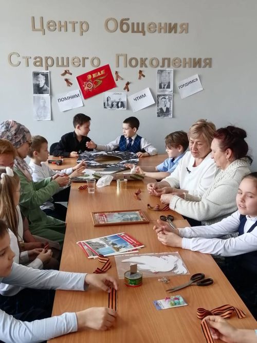 27 апреля в Центре общения старшего поколения прошел мастер-класс «Георгиевская ленточка»
