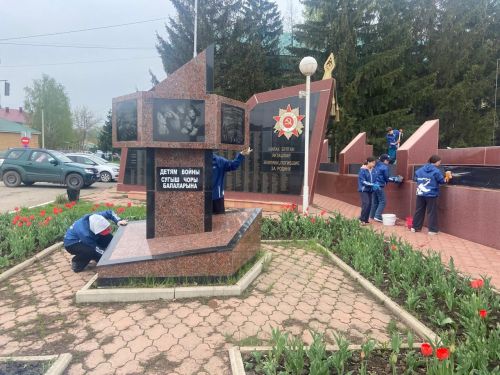 Азнакаевцы присоединились к субботнику по благоустройству памятников Великой Отечественной войны