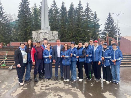 Азнакайлылар Бөек Ватан сугышы һәйкәлләрен төзекләндерү өмәсенә кушылды