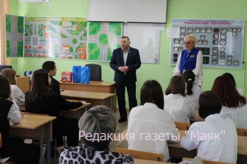 Азнакайда мәктәп укучылары юл хәрәкәте кагыйдәләрен белүдә ярыштылар