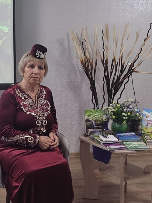 Сәрвәр Хәнипова районыбызда яшәп иҗат итүче иң актив язучыларның берсе
