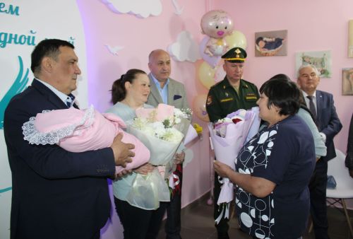 В Азнакаевском районе поздравили с рождением четвертого ребенка семью участника специальной военной операции