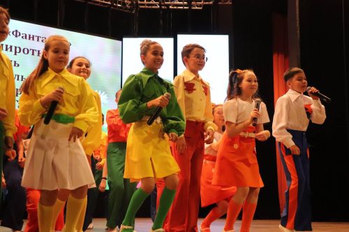 Азнакай сәнгать мәктәбендә укучы 71 бала кулларына таныклык алды