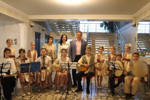 Азнакай сәнгать мәктәбендә укучы 71 бала кулларына таныклык алды