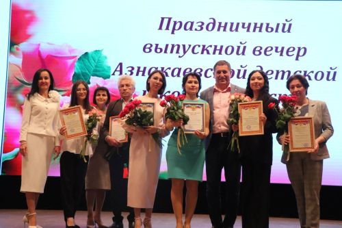 Азнакай сәнгать мәктәбендә укучы 71 бала кулларына таныклык алды