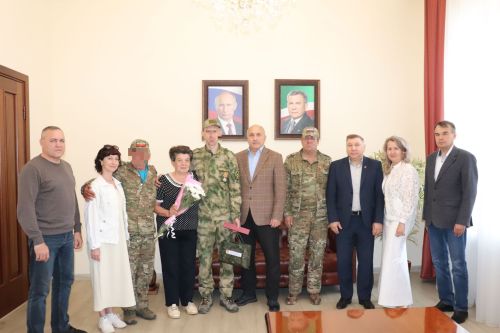 Азнакай районы башлыгы Марсель Шәйдуллин ялга кайткан хәрбиләр белән очрашты